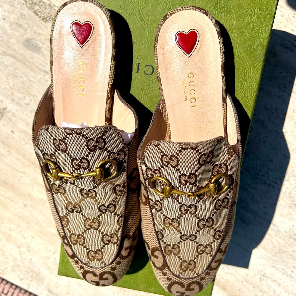 Like new Gucci shoes size 8.5 worn a few times very good condition